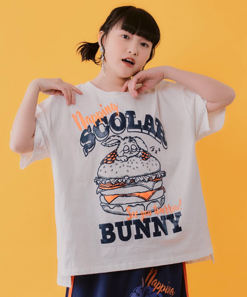 お昼寝ウサギinスカラーバーガー柄Tシャツ-1