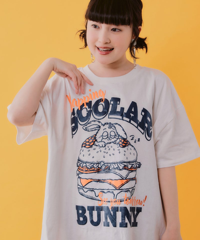 お昼寝ウサギinスカラーバーガー柄Tシャツ-4