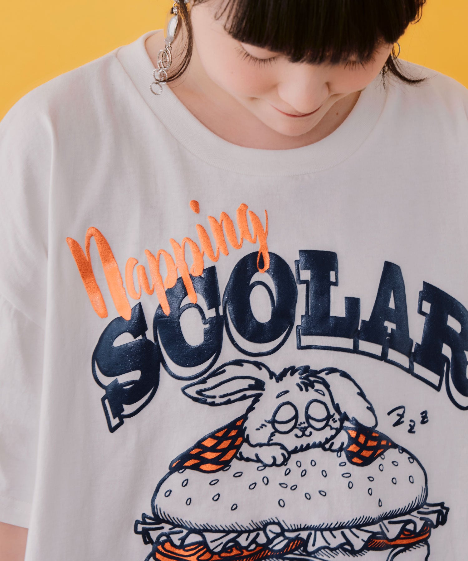 162671：お昼寝ウサギinスカラーバーガー柄Tシャツの通販-ScoLar