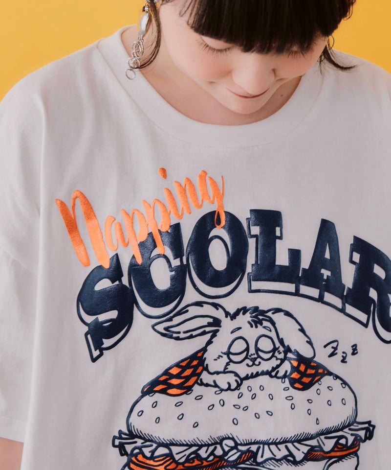 お昼寝ウサギinスカラーバーガー柄Tシャツ-5