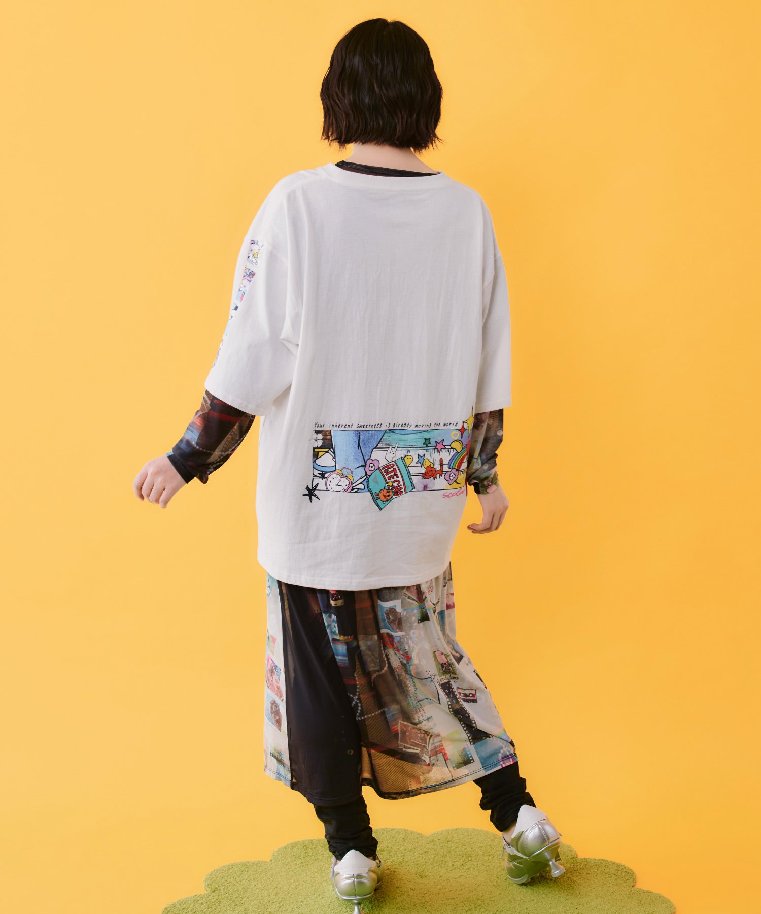 162664：カラフルストリートガール柄Tシャツの通販-ScoLar