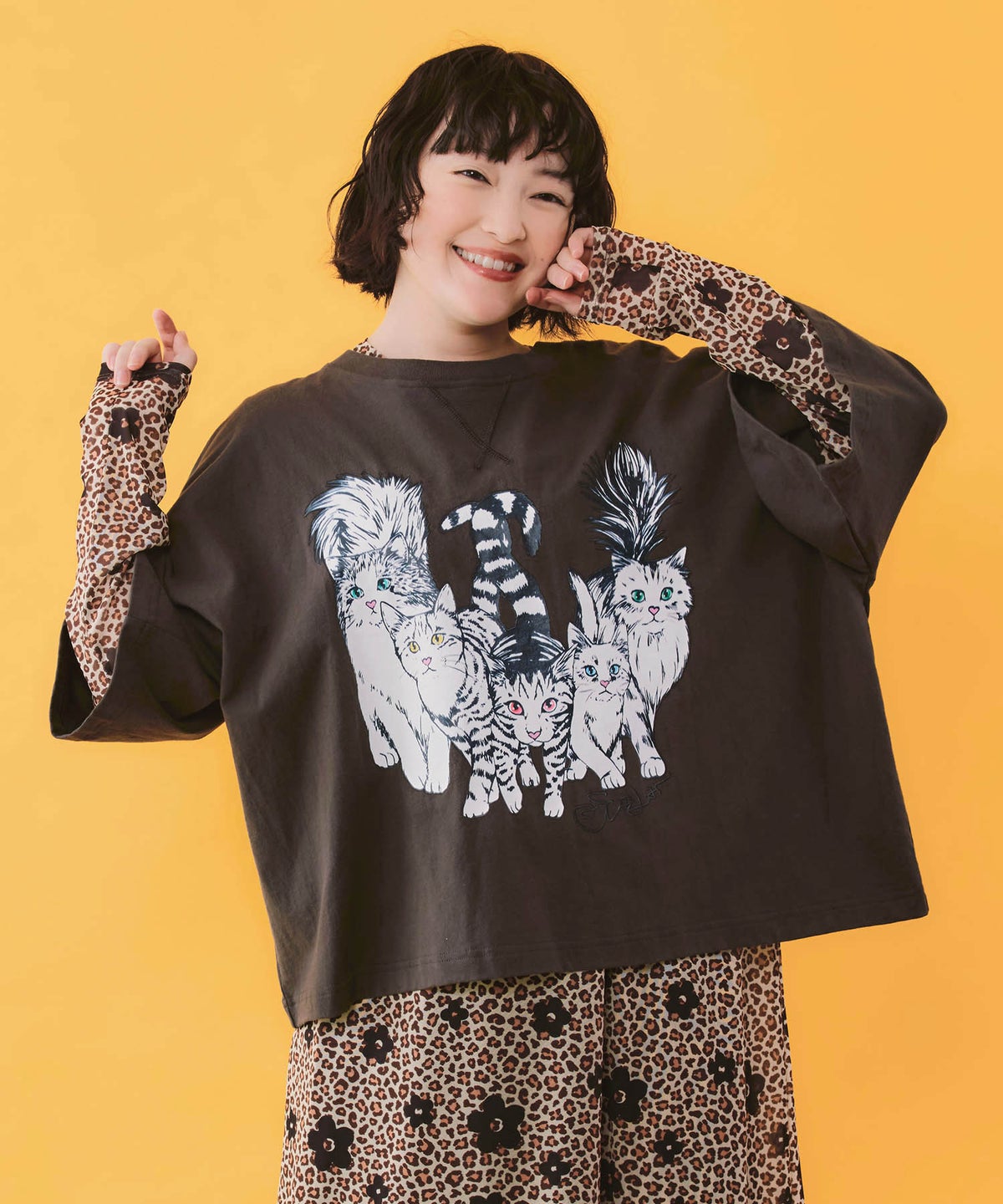 にらめっこネコちゃん ワイドTシャツ-1