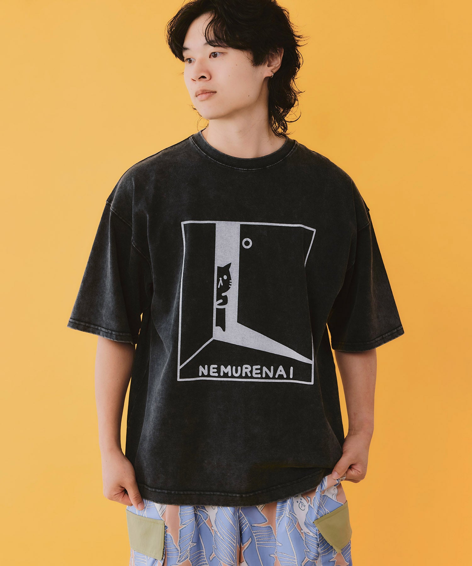 362111：真夜中の訪問者柄Tシャツの通販-ScoLar