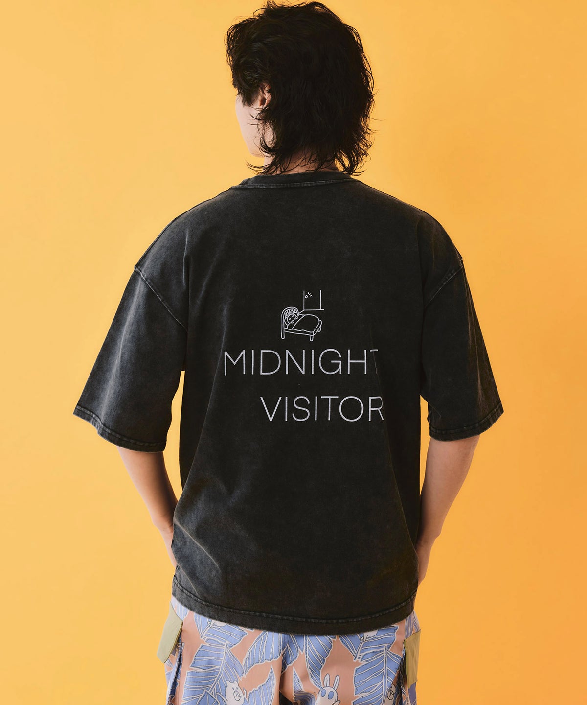真夜中の訪問者柄Tシャツ-4