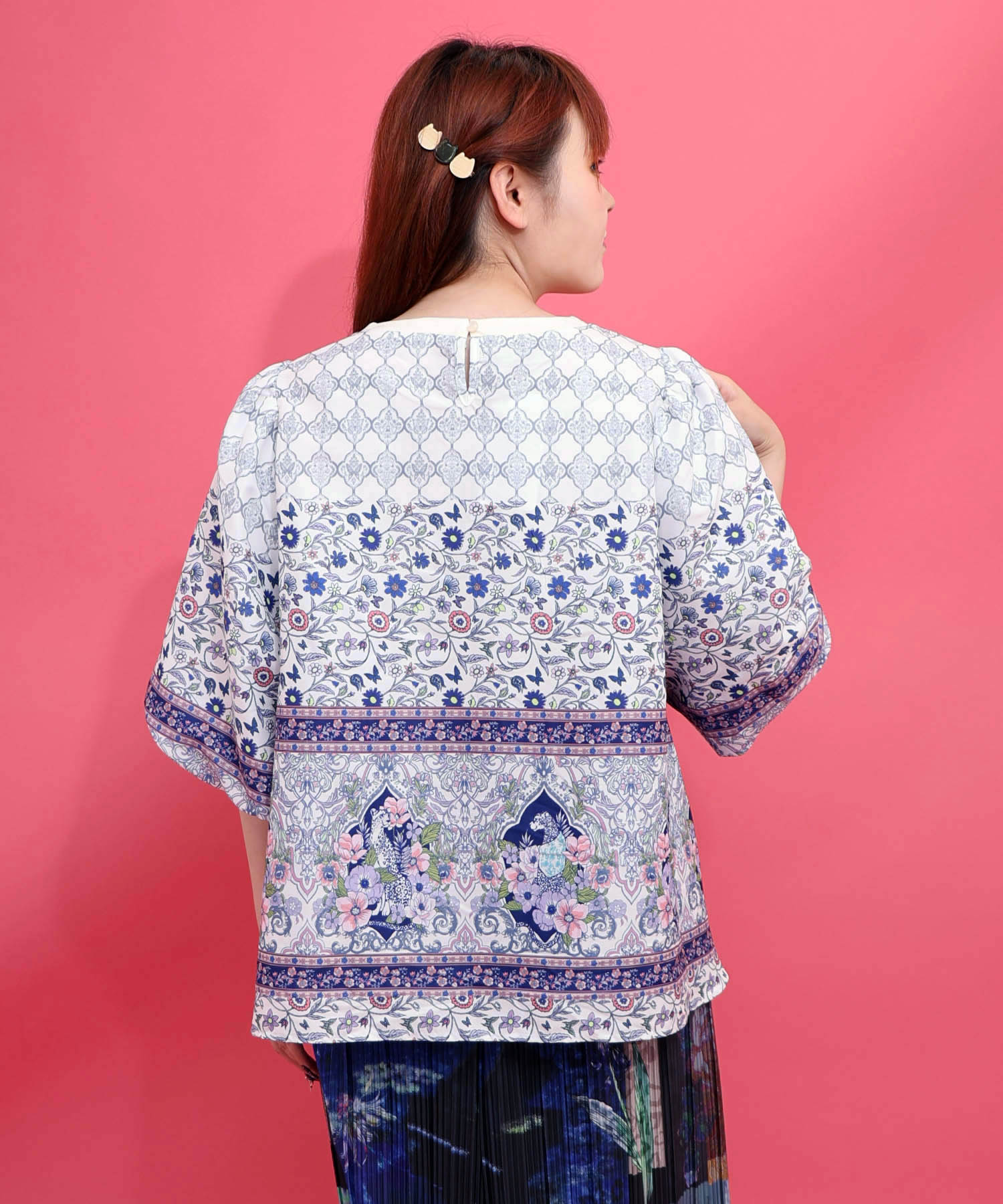 562248：アンティークタイル×花柄 素材切替プルオーバーの通販-ScoLar