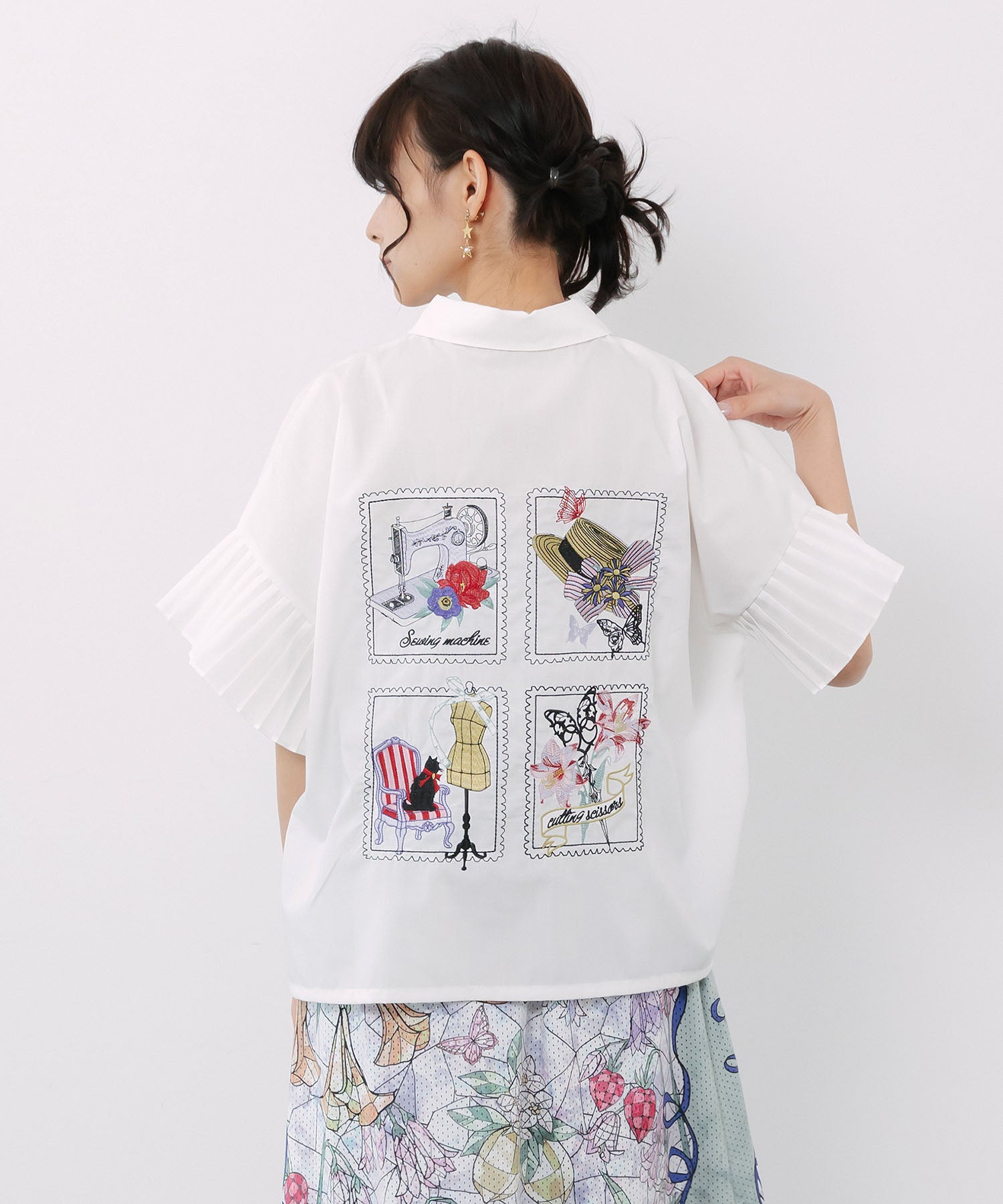 562234：デザイナーの日常柄刺繍 袖プリーツ付きシャツの通販-ScoLar