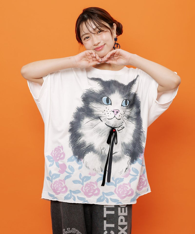 リボン付き もふもふハチワレネコ柄Tシャツ-1