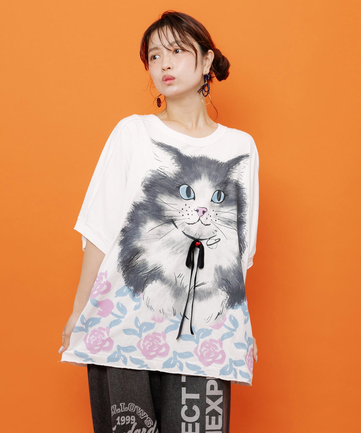 リボン付き もふもふハチワレネコ柄Tシャツ-2
