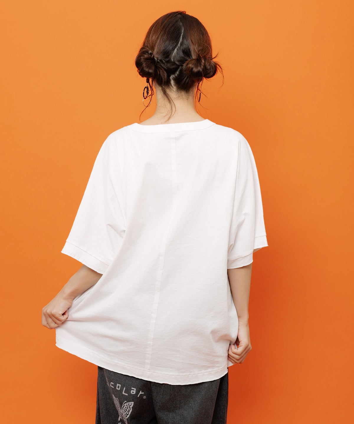 リボン付き もふもふハチワレネコ柄Tシャツ-4