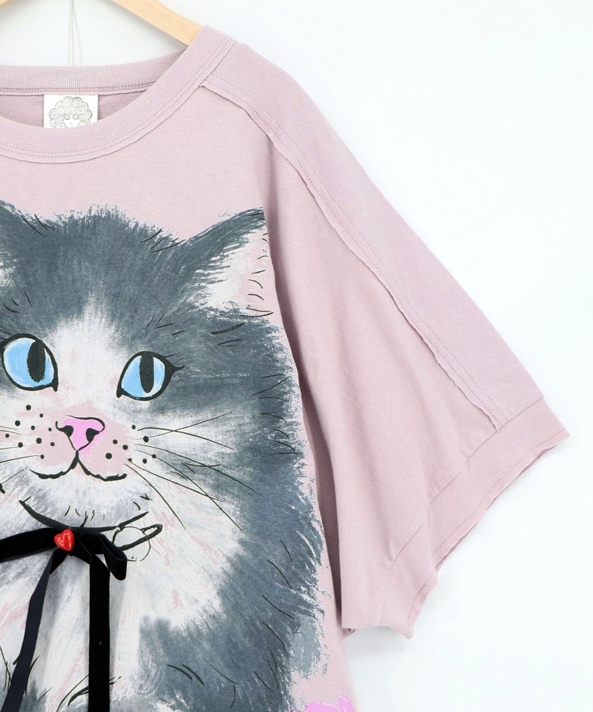 リボン付き もふもふハチワレネコ柄Tシャツ-19