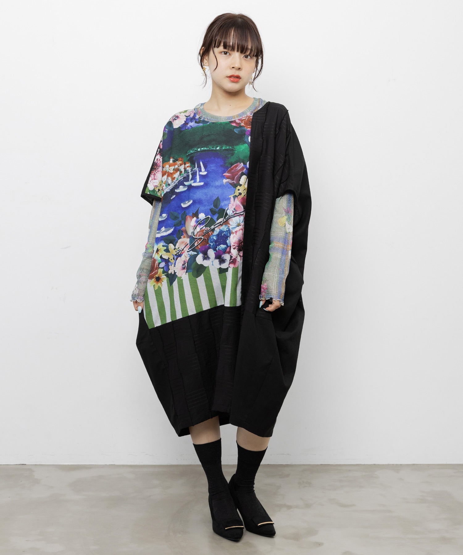562254：花咲く海辺の街並み柄 アシメドレープワンピースの通販-ScoLar