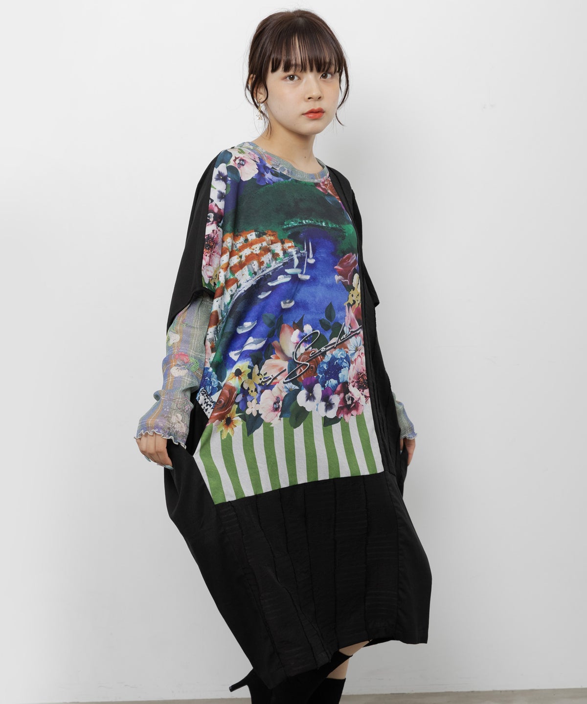 花咲く海辺の街並み柄 アシメドレープワンピース-6