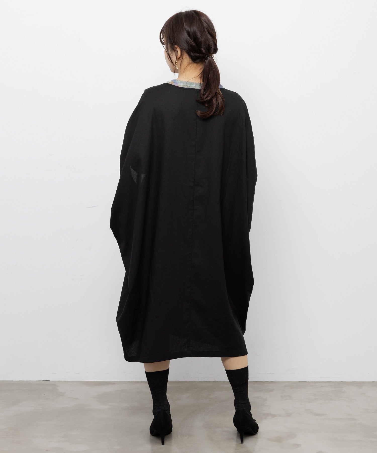 562254：花咲く海辺の街並み柄 アシメドレープワンピースの通販-ScoLar