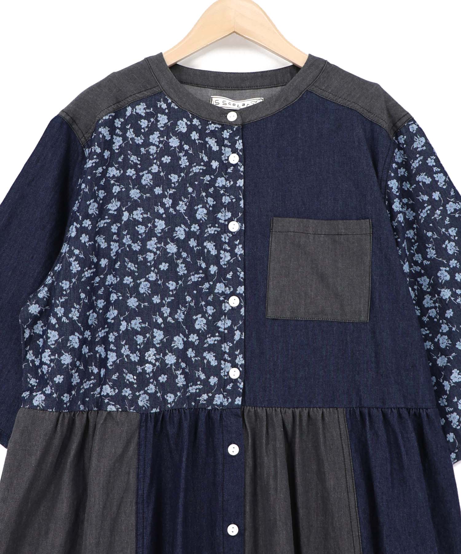 新品タグ付 イズスカラー　562252：配色×花柄パッチワーク風デニムシャツOP 562252：配色×花柄パッチワーク風 デニムシャツワンピースの通販-ScoLar