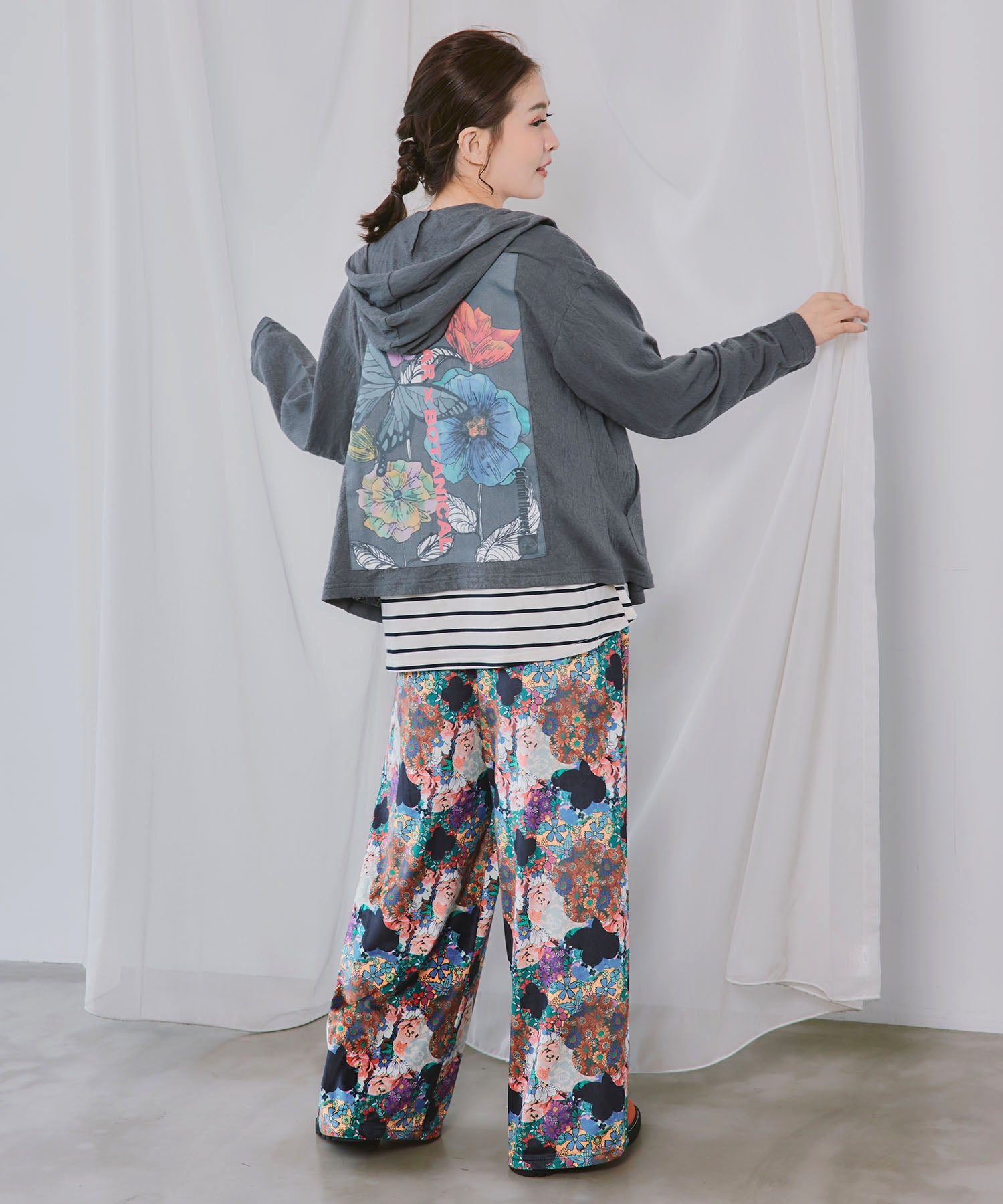 162638-1：花蝶バックアップリケ ローズジャガードパーカーの通販-ScoLar