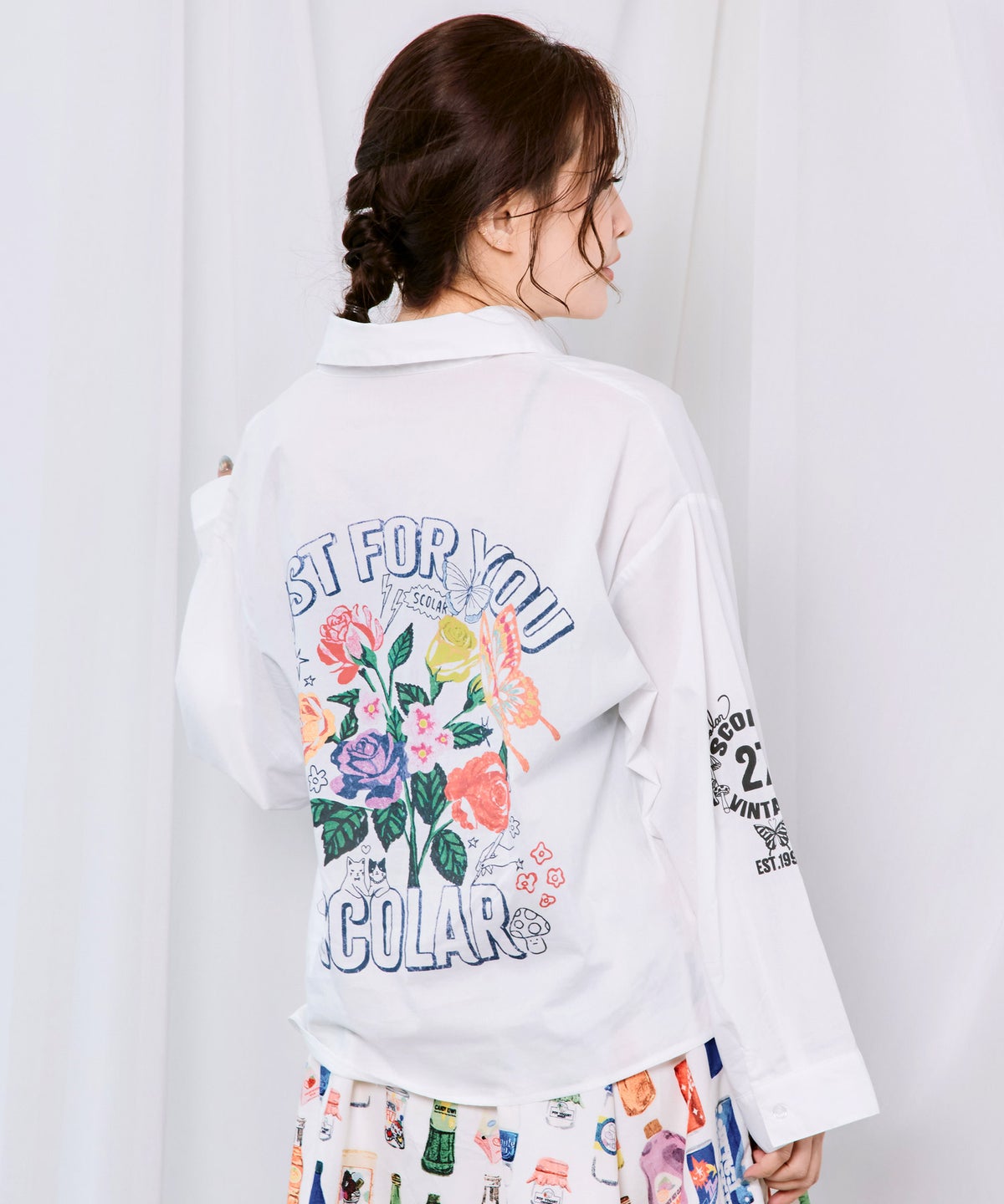 2素材展開 ポップロゴお花バックプリントシャツ-1