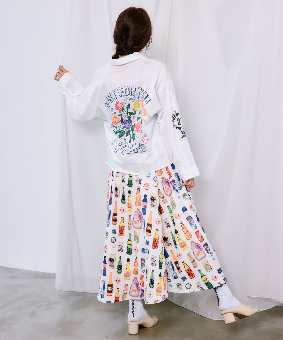 2素材展開 ポップロゴお花バックプリントシャツ-5