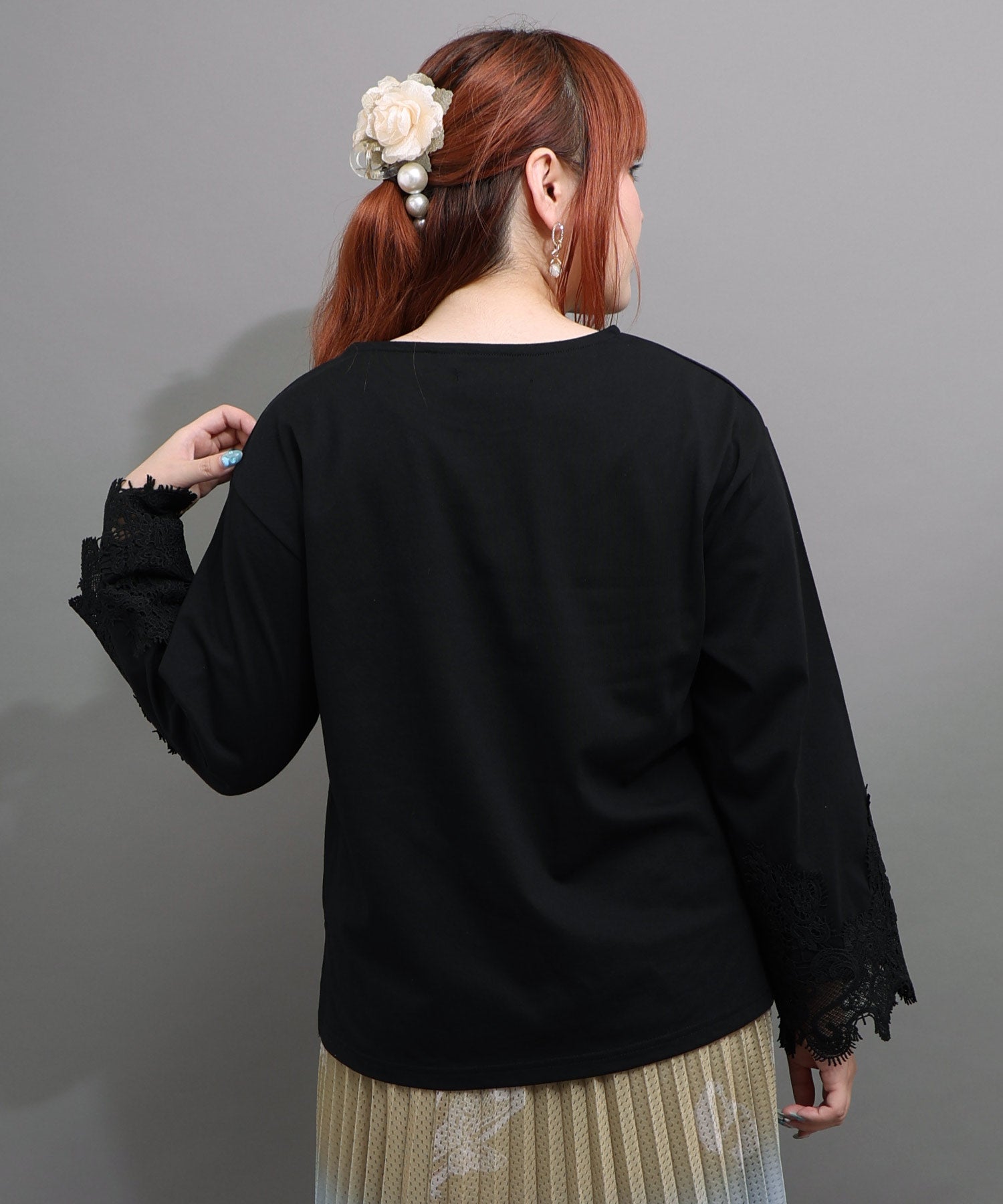 563228：花瓶の花刺繍 袖レース付きプルオーバーの通販-ScoLar
