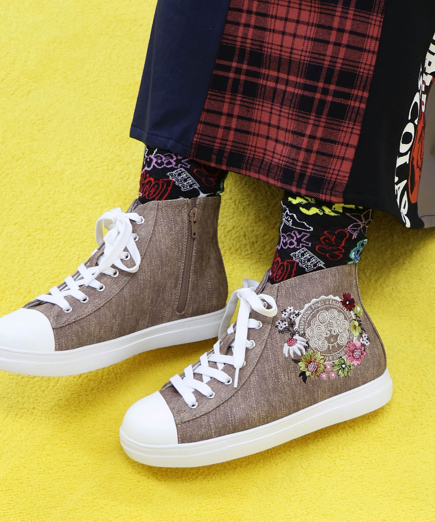 SS-199：エンブレム風スカラーちゃん刺繍 ハイカットスニーカーの通販