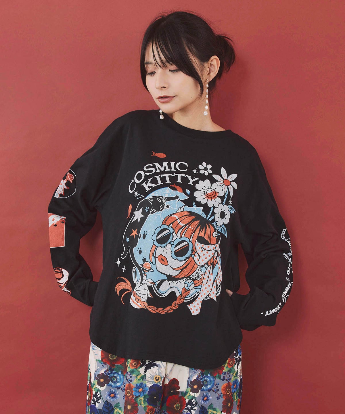 惑星ガールと宇宙ネコ柄Tシャツ-1