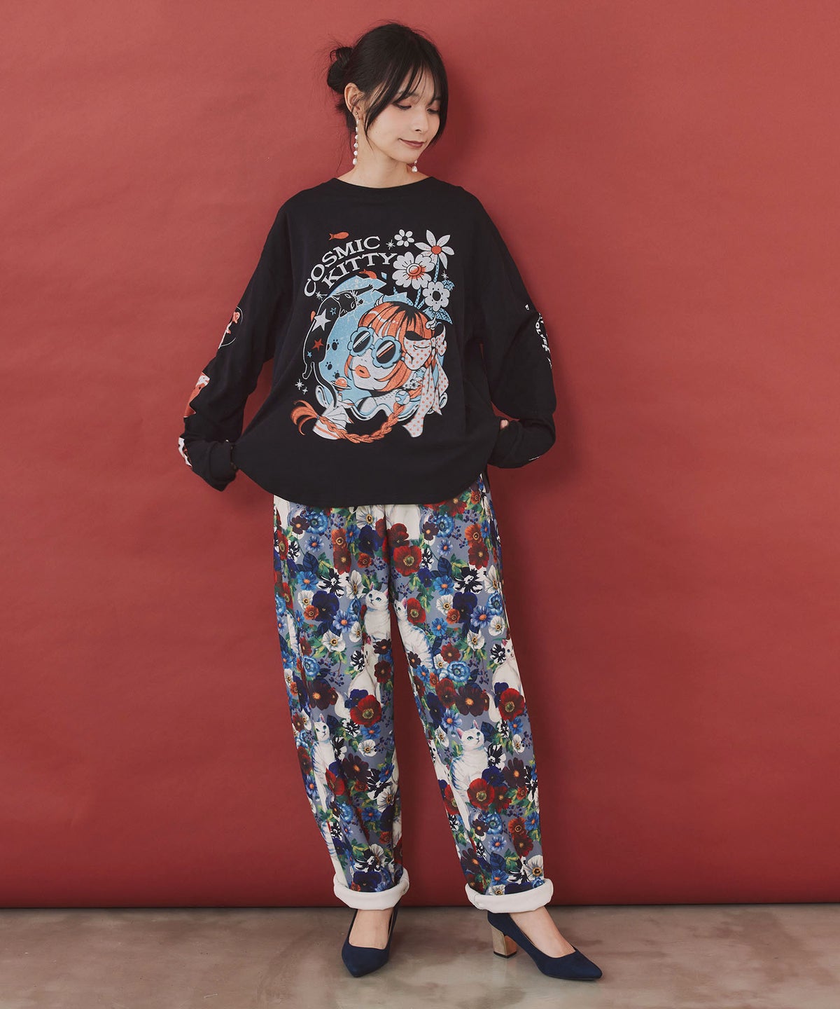惑星ガールと宇宙ネコ柄Tシャツ-3